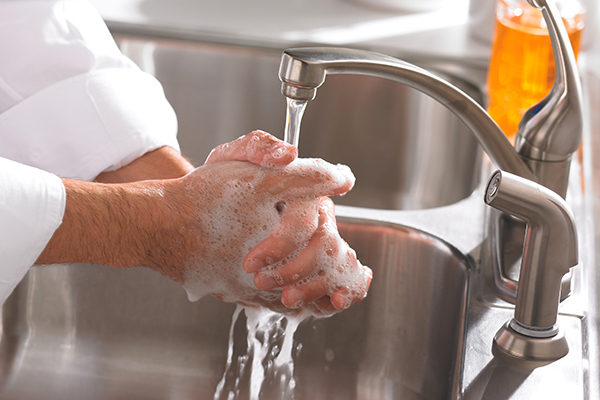 Lavagem correta de mãos e sua importância na cozinha profissional